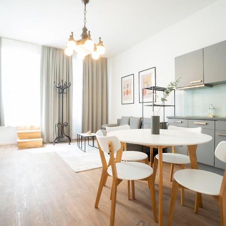 Spacious Apartment With Huge Shared Terrace And Grill Located Between City Centre And Donau River ウィーン エクステリア 写真